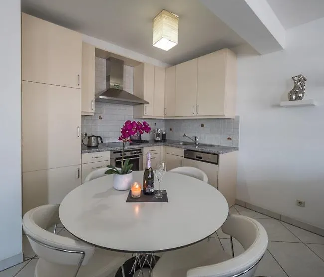 Luxury Penthouse Apartment With 3 Balconies -2 Bedrooms -Petrus View & Parking Luxembourg